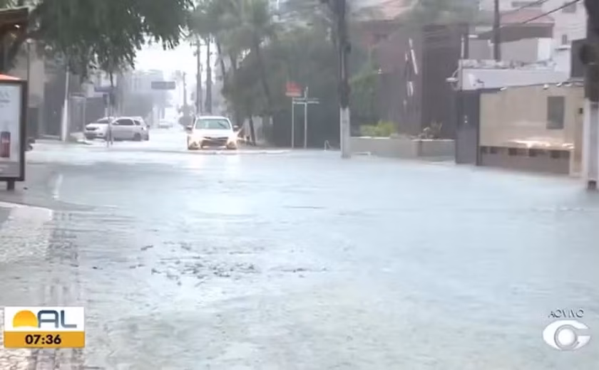 Chuvas deixam ruas alagadas em Maceió e órgãos em estado de alerta