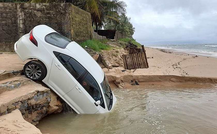 Carro cai na faixa de areia e fica parcialmente submerso em Garça Torta