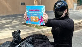 Com máscara avaliada em R$30 mil, Gkay entrega convites para a ‘Farofa’ em sacos de lixo