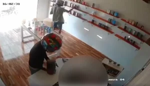Criminosos armados são flagrados roubando loja de perfumes em Limoeiro de Anadia