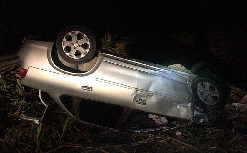 Colisão frontal: carro pega fogo e motorista fica com queimaduras e fratura uma das pernas