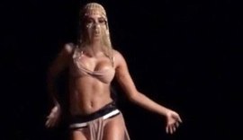 Anitta se assusta com cobra e sai correndo durante gravação de clipe; assista
