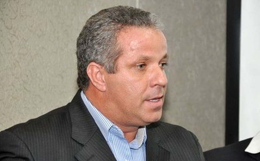 Ex-prefeito e ex-secretário de finanças de Viçosa são presos por desvio de dinheiro