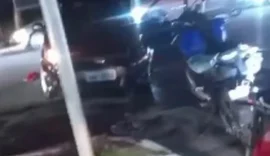 Motociclista fica ferido em colisão envolvendo carro em frente a shopping na parte alta de Maceió