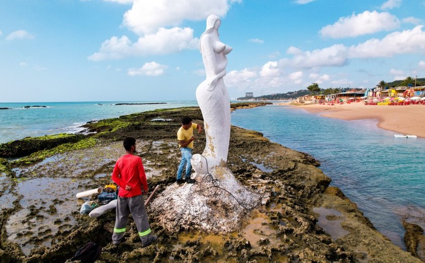 Estátua da Sereia, em Riacho Doce, recebe revitalização