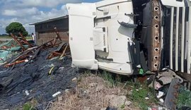 Caminhão carregado de vidro tomba na AL-101 Sul