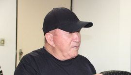 Cantor Amado Batista divulga DVD de 40 anos de carreira em visita a Alagoas