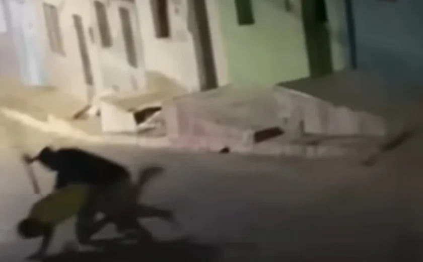 Confronto: irmãos são flagrados aos socos e um deles armado com foice brigando no meio da rua