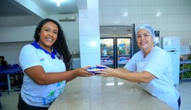 Mãe, amiga e confidente, merendeira cativa alunos de escola estadual