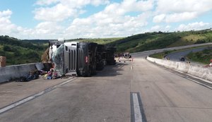 Tombamento de carreta que transportava margarina deixa uma pessoa morta