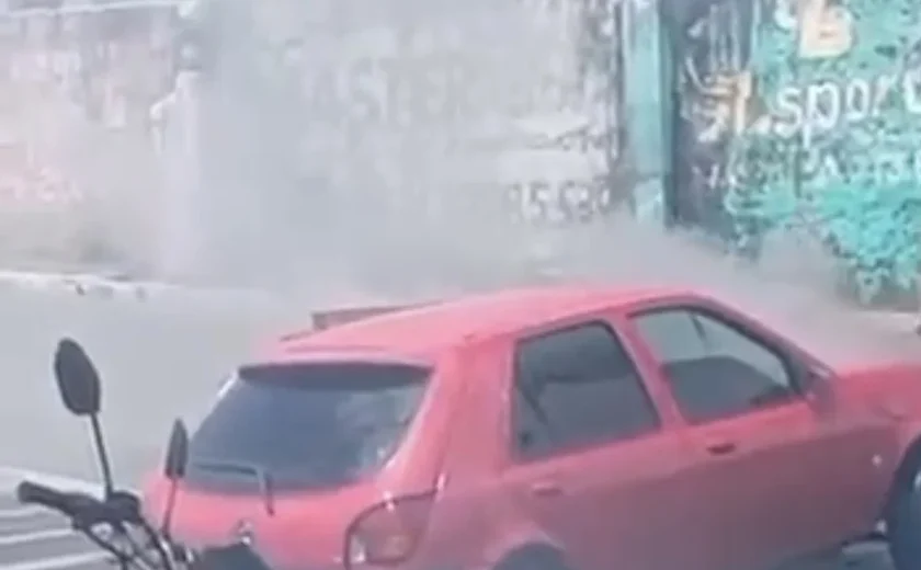 Carro pega fogo em Arapiraca e assusta motoristas e pedestres