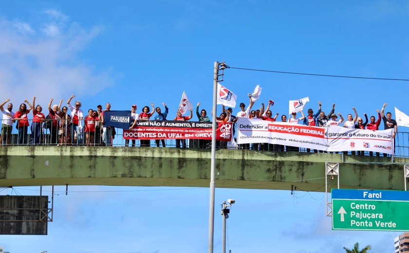 Professores e técnicos da Ufal e Ifal protestam no elevado do Cepa