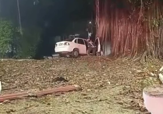 Carro quase despenca de ribanceira no bairro do Farol, em Maceió