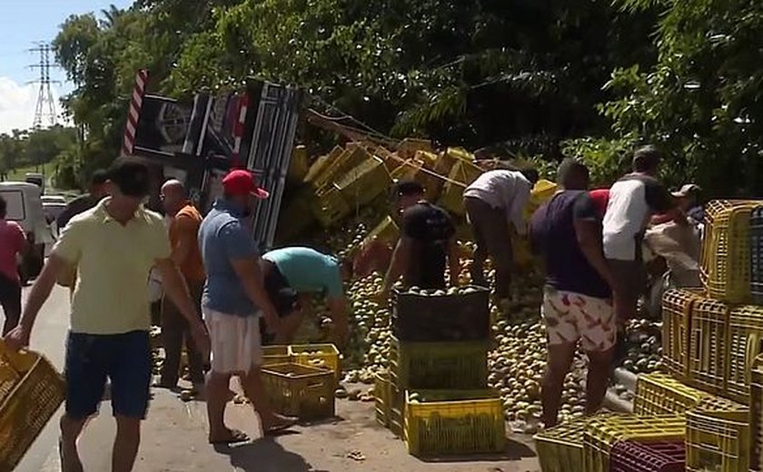 Caminhão carregado de mangas tomba em trecho da Ladeira do Catolé