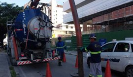 Cimento é retirado de dentro do sistema de drenagem na Ponta Verde