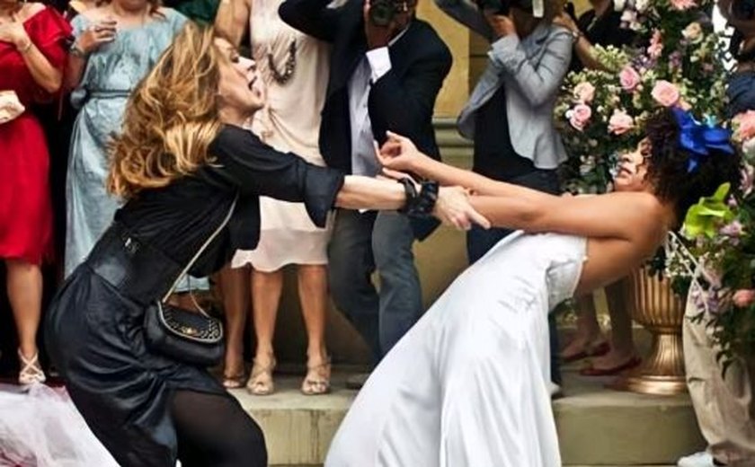 Jaqueline invade casamento de Jacques Leclair e Clotilde e orquestra confusão
