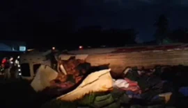 Condutor de carreta fica ferido após veículo tombar na BR-101, em Junqueiro