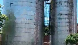Vídeo: popular denuncia risco de desabamento de chapas de metal de caixa d’água do Centro de Convenções