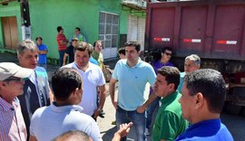Prefeito Rui Palmeira acompanha mutirão de serviços no Joaquim Leão