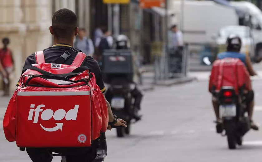 iFood anuncia reajuste de até 15% na taxa mínima paga aos entregadores