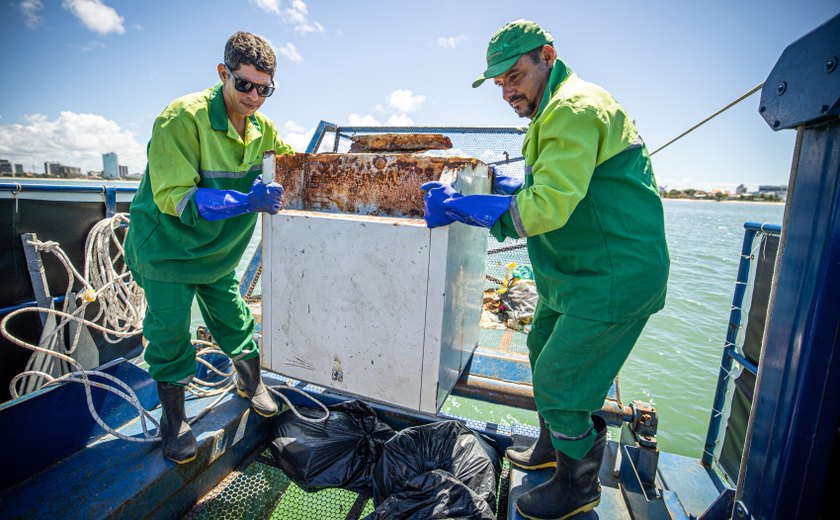 Mais de 560 toneladas de lixo são recolhidas na Lagoa Mundaú