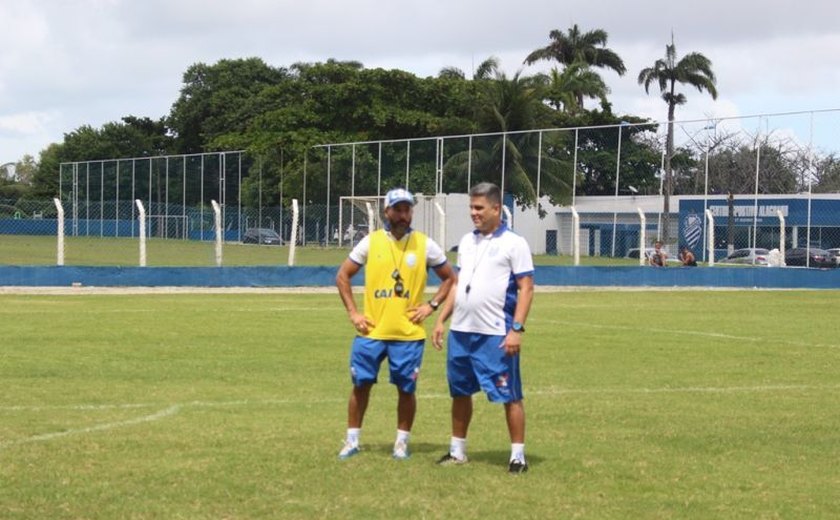 CSA embarca para duelo contra o Criciúma e Marcelo Cabo relaciona 19 jogadores