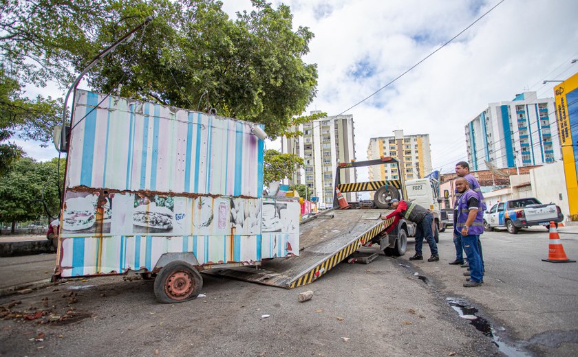 Food Trucks abandonados são retirados no bairro do Prado