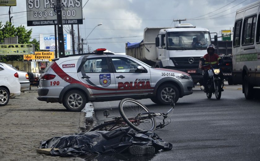 Ciclista é atropelado por caminhão e morre na Avenida Menino Marcelo