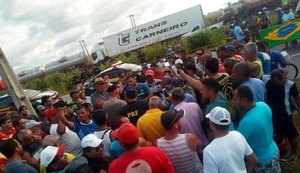Caminhoneiros decidem rumos da greve nesta quarta-feira (30)
