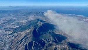 Incêndio florestal avança perto de Atenas e ameaça residências