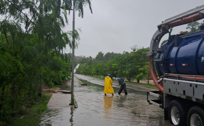 Serviços de drenagem são intensificados durante chuvas intensas de domingo