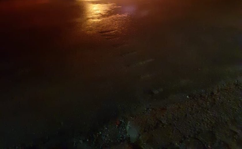 Sem causa definida, carro de passeio pega fogo em travessa na Ponta da Terra