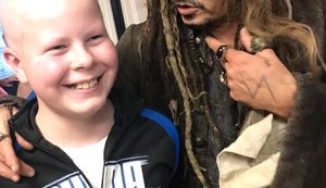 Johnny Depp visita crianças doentes vestido de Jack Sparrow