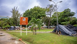 Prefeitura de Maceió retira famílias em situação de rua da Praça Sinimbu