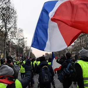 Coletes amarelos vão às ruas na França no 5º sábado de protestos