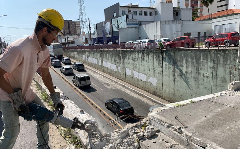 Avenida Leste-Oeste é parcialmente interditada para recuperação de proteção em viaduto