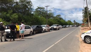 Motorista não freia a tempo e causa engavetamento de quatro veículos em Guaxuma