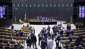 Deputados rejeitam urgência a projeto de combate a fake news