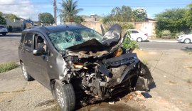 Colisão entre ônibus e carro deixa dois homens feridos em Maceió