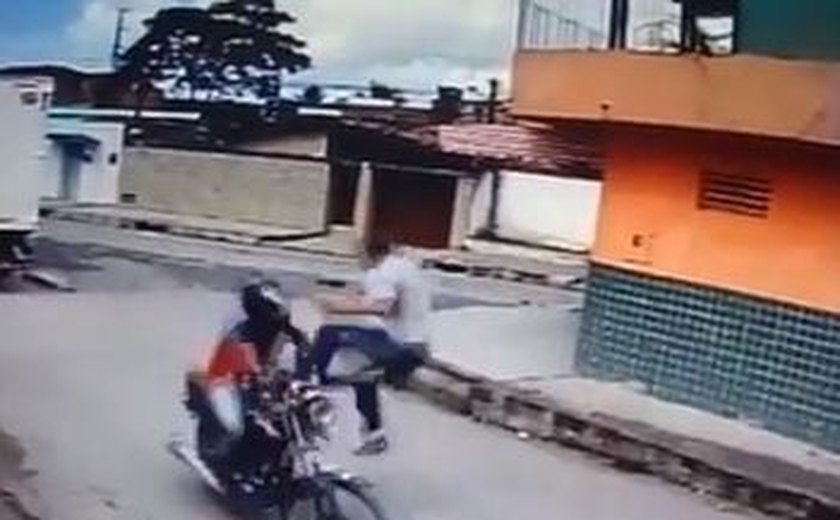 Jovem reage a assalto e dá 'voadora' em bandido em Maceió