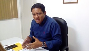 No atoleiro da crise, prefeito anuncia reajuste salarial até para os aposentados