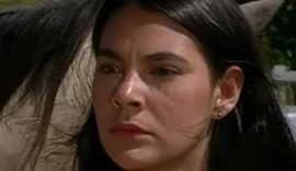 Atriz de A Viagem vive reclusa após queimar o corpo em gravação na Record