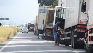 Paralisação dos caminhoneiros segue em 14 estados e no DF