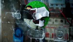 Colar adesivos em postes e medidores de energia pode acarretar multa de até R$ 8 mil