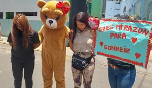 Policial se disfarça de ursinho romântico para prender suspeitas de tráfico de drogas