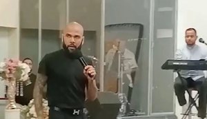 Ex-jogador Daniel Alves prega durante culto após acusação de estupro; assista o vídeo