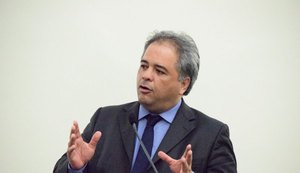Camelo propõe mudar energia elétrica, por solar e eólica nas rodovias de AL