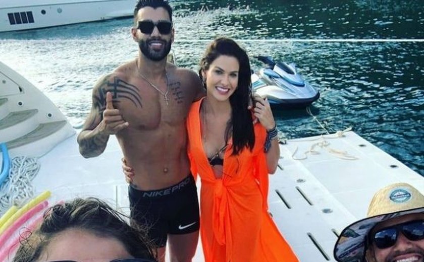 Gusttavo Lima e Andressa Suita curtem passeio de iate juntos