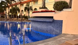 Morre no hospital criança que se afogou após prender cabelo em dispositivo de piscina em resort