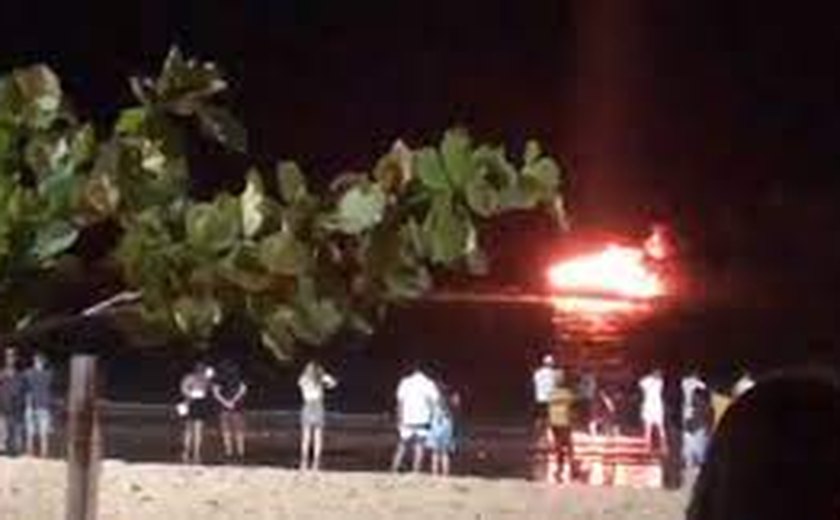 Lancha pega fogo na praia de Ponta Verde e assusta população